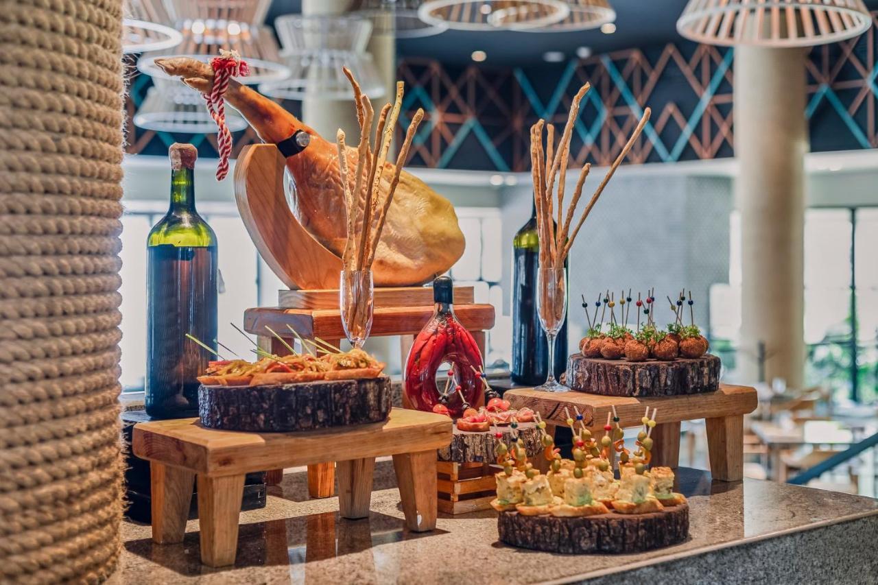 فندق فييستا أميريكانا كونديسا كانكون - شامل كلياً المظهر الخارجي الصورة A selection of tapas