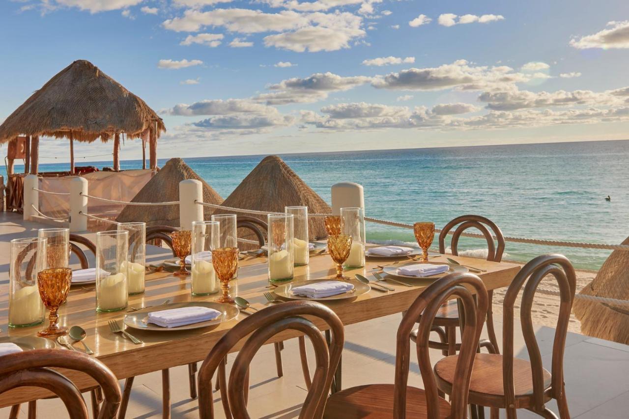 فندق فييستا أميريكانا كونديسا كانكون - شامل كلياً المظهر الخارجي الصورة Beachfront dining at the resort