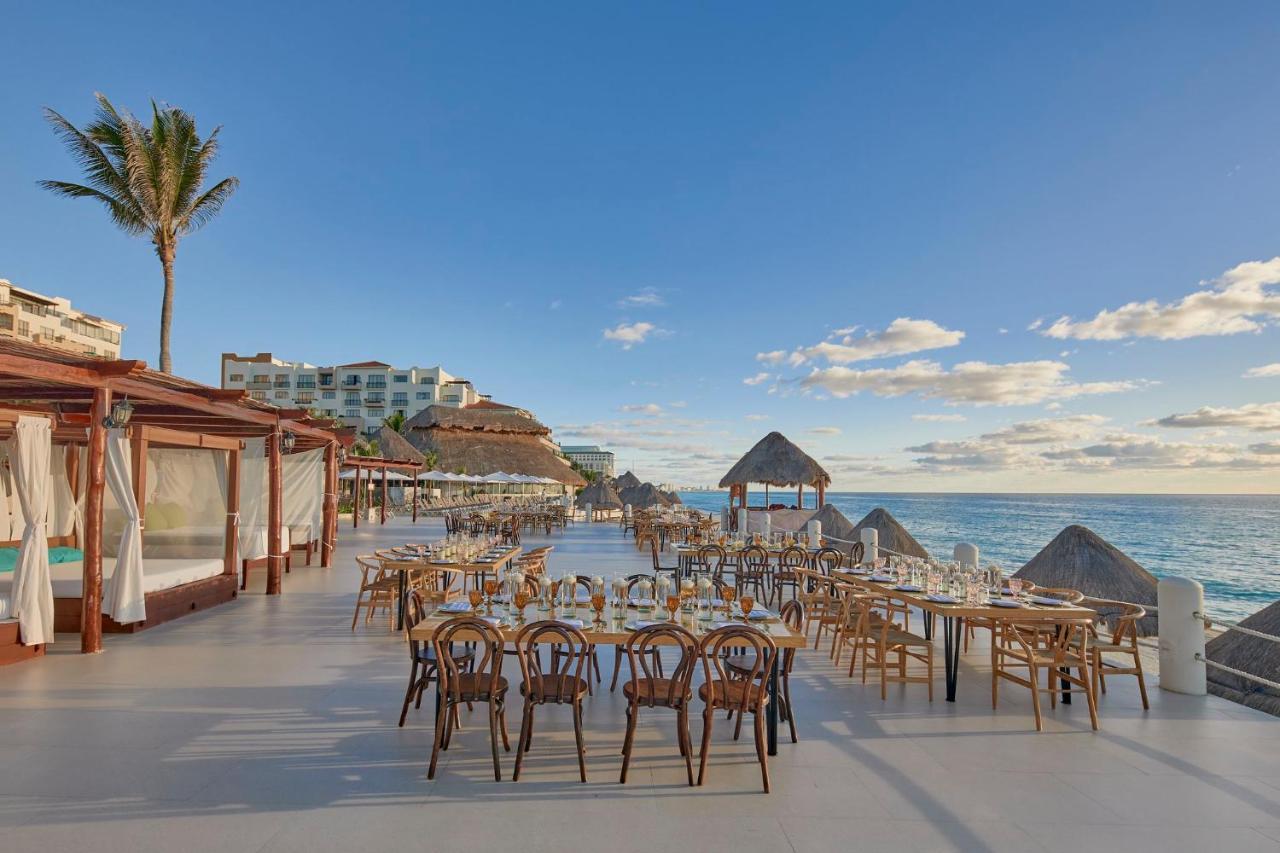 فندق فييستا أميريكانا كونديسا كانكون - شامل كلياً المظهر الخارجي الصورة Beachfront dining at the Grand at Moon Palace