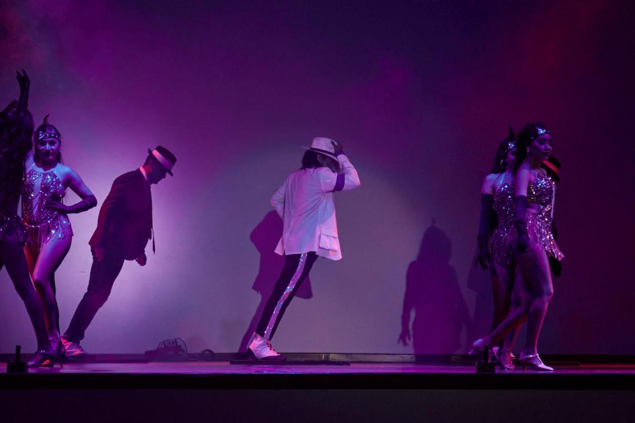 فندق فييستا أميريكانا كونديسا كانكون - شامل كلياً المظهر الخارجي الصورة Michael Jackson performing "Smooth Criminal" on the 2009 tour.