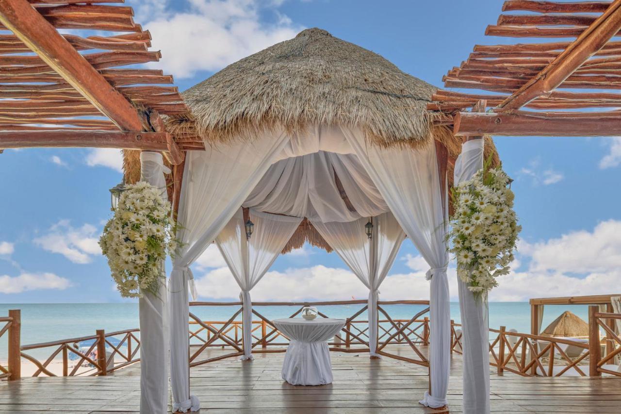 فندق فييستا أميريكانا كونديسا كانكون - شامل كلياً المظهر الخارجي الصورة A gazebo at the beach