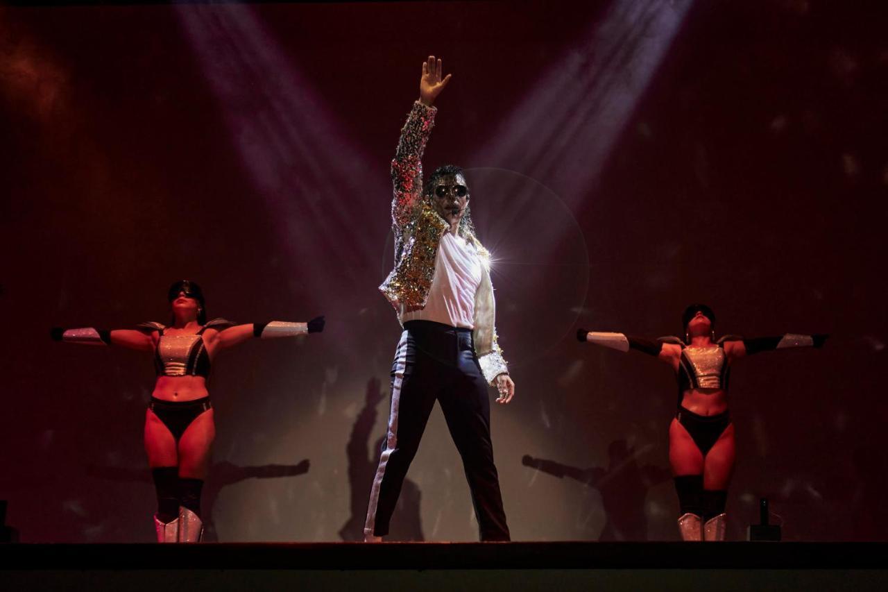 فندق فييستا أميريكانا كونديسا كانكون - شامل كلياً المظهر الخارجي الصورة Michael Jackson performing "Billie Jean" on the 2009 tour.